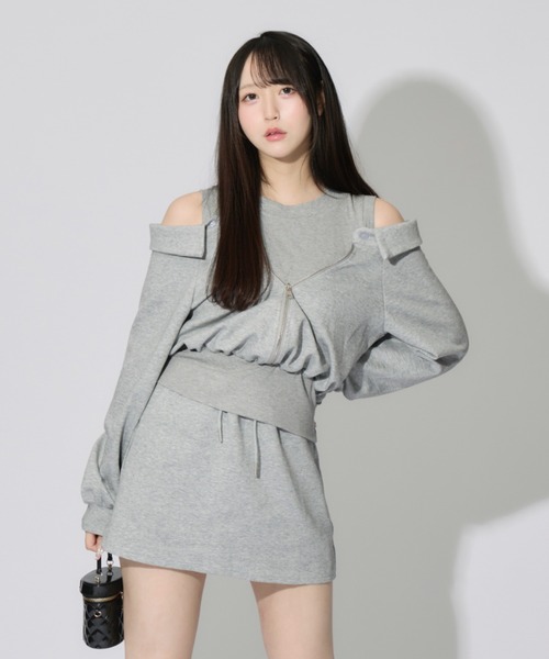 ALLuRing ChaRm(アリュリングチャーム)の「Layered Off-the-Shoulder Sweatsuit Set / レイヤードオフショルダースウェットセット(セットアップ・レディース・グレー・FREE)」の6枚目の写真