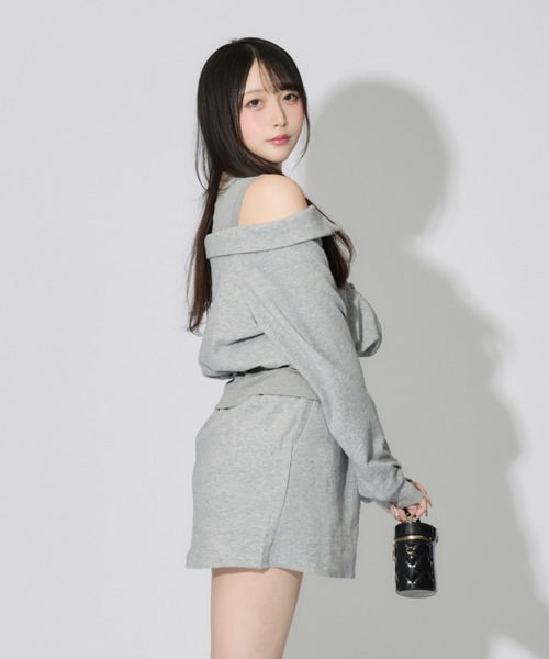 ALLuRing ChaRm(アリュリングチャーム)の「Layered Off-the-Shoulder Sweatsuit Set / レイヤードオフショルダースウェットセット(セットアップ・レディース・グレー・FREE)」の7枚目の写真