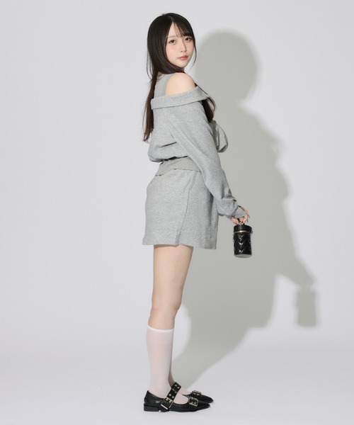 ALLuRing ChaRm(アリュリングチャーム)の「Layered Off-the-Shoulder Sweatsuit Set / レイヤードオフショルダースウェットセット(セットアップ・レディース・グレー・FREE)」の2枚目の写真