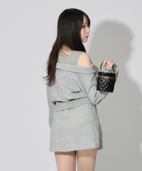 ALLuRing ChaRm(アリュリングチャーム)の「Layered Off-the-Shoulder Sweatsuit Set / レイヤードオフショルダースウェットセット(セットアップ・レディース・グレー・FREE)」の8枚目の写真