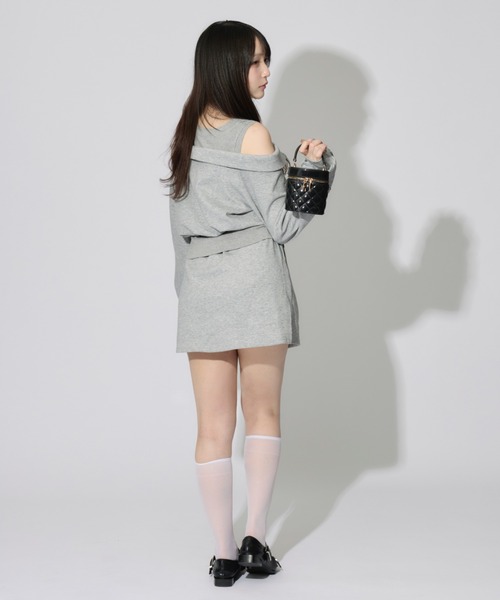 ALLuRing ChaRm(アリュリングチャーム)の「Layered Off-the-Shoulder Sweatsuit Set / レイヤードオフショルダースウェットセット(セットアップ・レディース・グレー・FREE)」の3枚目の写真