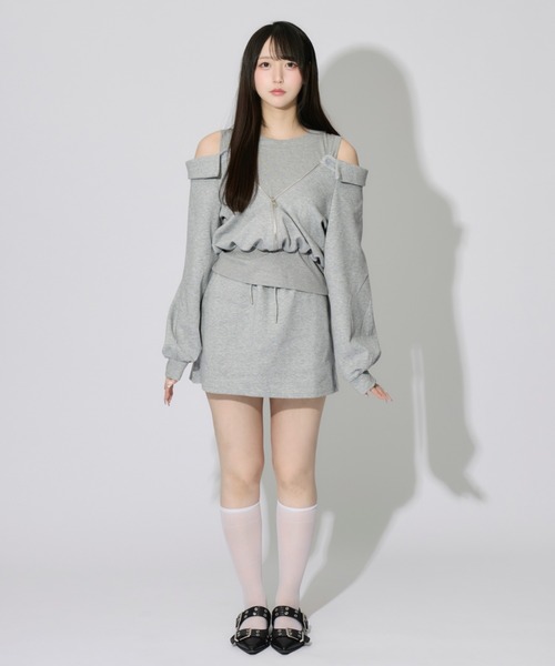 ALLuRing ChaRm(アリュリングチャーム)の「Layered Off-the-Shoulder Sweatsuit Set / レイヤードオフショルダースウェットセット(セットアップ・レディース・グレー・FREE)」の9枚目の写真