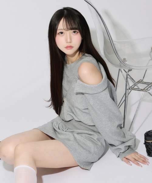 ALLuRing ChaRm(アリュリングチャーム)の「Layered Off-the-Shoulder Sweatsuit Set / レイヤードオフショルダースウェットセット(セットアップ・レディース・グレー・FREE)」の5枚目の写真