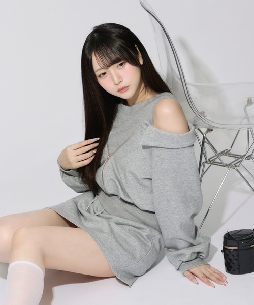 ALLuRing ChaRm(アリュリングチャーム)の「Layered Off-the-Shoulder Sweatsuit Set / レイヤードオフショルダースウェットセット(セットアップ・レディース・グレー・FREE)」の14枚目の写真