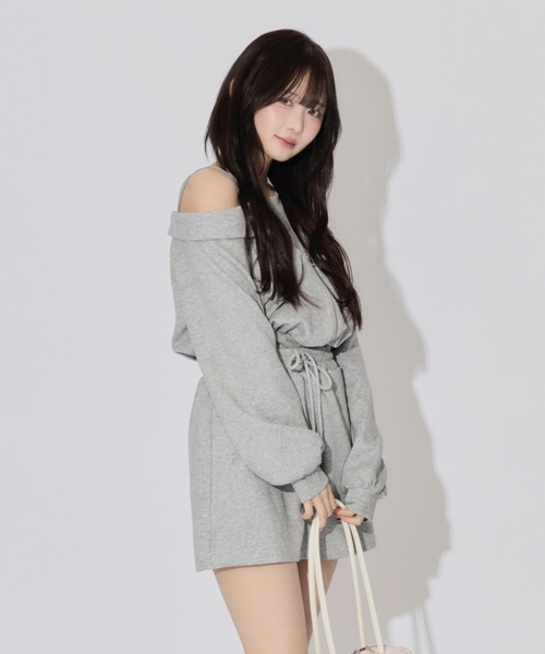ALLuRing ChaRm(アリュリングチャーム)の「Layered Off-the-Shoulder Sweatsuit Set / レイヤードオフショルダースウェットセット(セットアップ・レディース・グレー・FREE)」の17枚目の写真