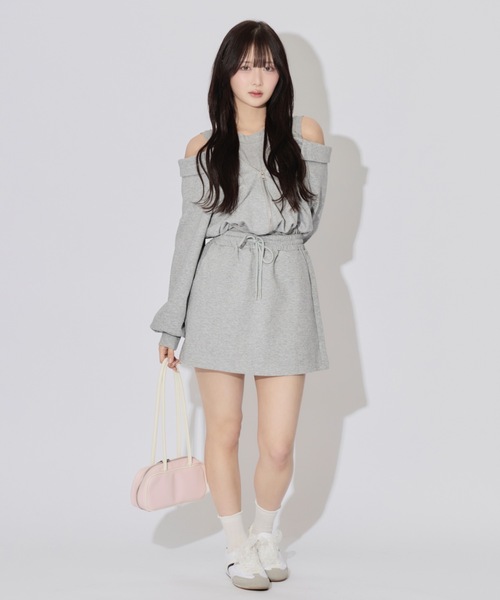 ALLuRing ChaRm(アリュリングチャーム)の「Layered Off-the-Shoulder Sweatsuit Set / レイヤードオフショルダースウェットセット(セットアップ・レディース・グレー・FREE)」の18枚目の写真