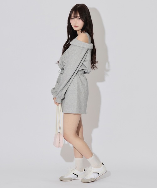 ALLuRing ChaRm(アリュリングチャーム)の「Layered Off-the-Shoulder Sweatsuit Set / レイヤードオフショルダースウェットセット(セットアップ・レディース・グレー・FREE)」の19枚目の写真