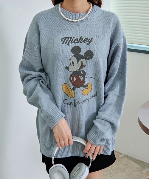 Disney（ディズニー）の「『DISNEY/ディズニー』加工風PRINT長袖ニット（ニット/セーター・レディース・アイボリー/サックスブルー/グレイッシュベージュ/スミクロ・M/L/LL）」の4枚目の写真