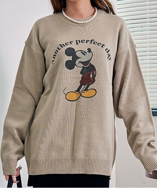 Disney（ディズニー）の「『DISNEY/ディズニー』加工風PRINT長袖ニット（ニット/セーター・レディース・アイボリー/サックスブルー/グレイッシュベージュ/スミクロ・M/L/LL）」の3枚目の写真