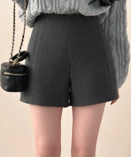 Vipoa(ヴィポア)の「ウールライクスリムショートパンツ(その他パンツ・レディース・ブラック/グレー・MEDIUM/LARGE)」の11枚目の写真