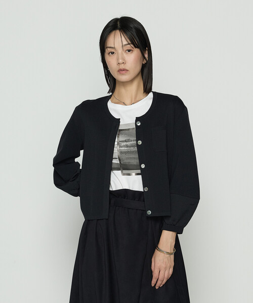 Gabardine K.T（ギャバジンケーティー）の「ブライトストレッチヤーン ミラノリブショートジャケット（ノーカラージャケット・レディース・ブラック/チャコール・9号）」の2枚目の写真