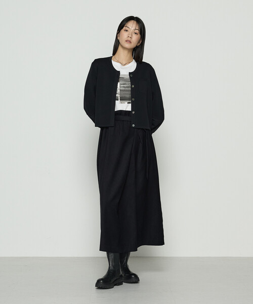 Gabardine K.T（ギャバジンケーティー）の「ブライトストレッチヤーン ミラノリブショートジャケット（ノーカラージャケット・レディース・ブラック/チャコール・9号）」の3枚目の写真