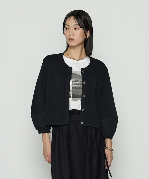 Gabardine K.T（ギャバジンケーティー）の「ブライトストレッチヤーン ミラノリブショートジャケット（ノーカラージャケット・レディース・ブラック/チャコール・9号）」の4枚目の写真