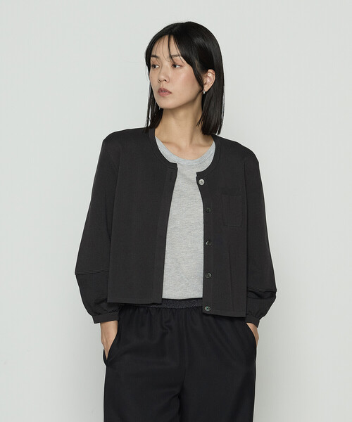 Gabardine K.T（ギャバジンケーティー）の「ブライトストレッチヤーン ミラノリブショートジャケット（ノーカラージャケット・レディース・ブラック/チャコール・9号）」の5枚目の写真