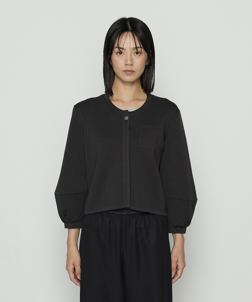 Gabardine K.T（ギャバジンケーティー）の「ブライトストレッチヤーン ミラノリブショートジャケット（ノーカラージャケット・レディース・ブラック/チャコール・9号）」の6枚目の写真