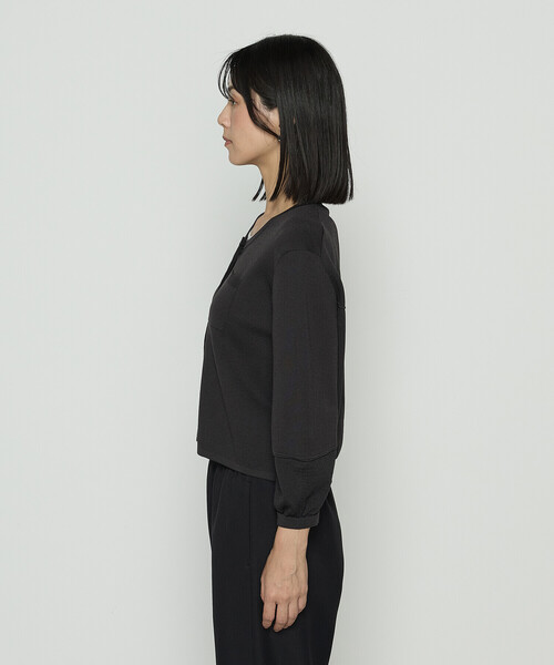 Gabardine K.T（ギャバジンケーティー）の「ブライトストレッチヤーン ミラノリブショートジャケット（ノーカラージャケット・レディース・ブラック/チャコール・9号）」の7枚目の写真