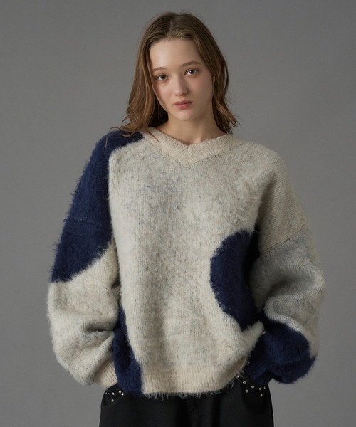 ONCILY(オンシェリー)の「JACQUARD V-NECK KNIT / ジャガードVネックニット(ニット/セーター・メンズ・グレー/アイボリー/ブラック/ブルー系その他/ブラウン系その他/ブラック系その他・SMALL/MEDIUM/LARGE)」の2枚目の写真