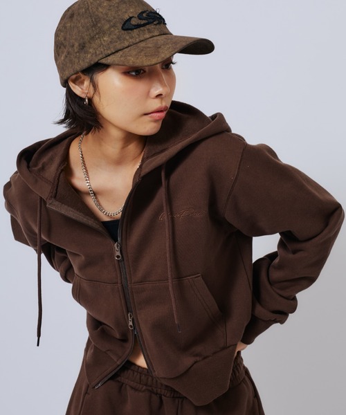 atmos pink（アトモスピンク）の「atmos pink Compact Zip Up Hoodie / アトモス ピンク コンパクト ジップアップ フーディ（パーカー・レディース・ブラウン/ピンク/チャコール・FREE）」の2枚目の写真