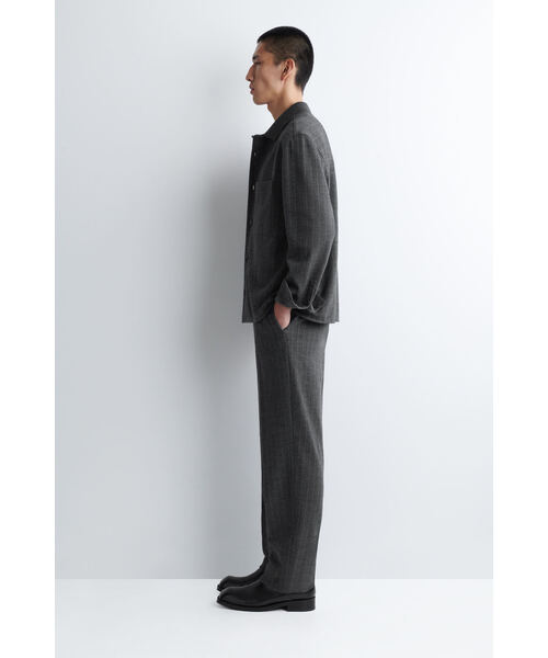 COS(コス)の「リラックスフィットゴム入りピンストライプパンツ(スラックス・メンズ・グレー・S/L/XL/M/XS)」の4枚目の写真