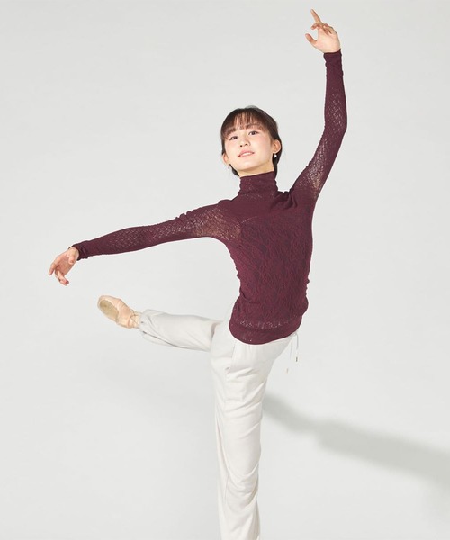 Chacott(チャコット)の「【ノーソーイングニット】リバーシブルハイネックトップ(ニット/セーター・レディース・レッド/グレー・M)」の4枚目の写真