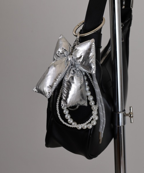 FUNALIVE（ファンアライブ）の「ミラー付フラワー＆パール付リボンバッグチャーム（チャーム・レディース・ホワイト/ピンク/ブラック系/ゴールド/シルバー系/ブラック/シルバー・F/FREE）」の6枚目の写真