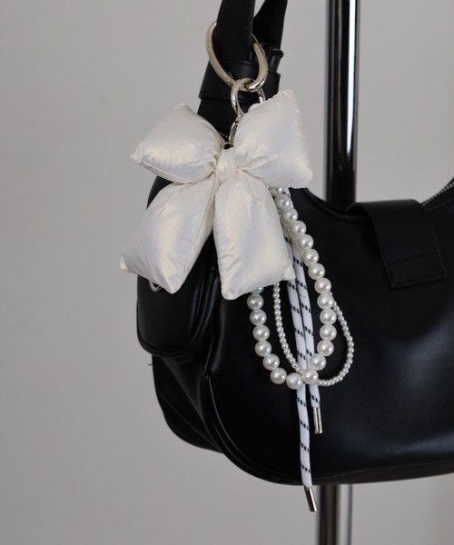 FUNALIVE（ファンアライブ）の「ミラー付フラワー＆パール付リボンバッグチャーム（チャーム・レディース・ホワイト/ピンク/ブラック系/ゴールド/シルバー系/ブラック/シルバー・F/FREE）」の2枚目の写真