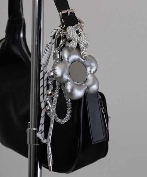 FUNALIVE（ファンアライブ）の「ミラー付フラワー＆パール付リボンバッグチャーム（チャーム・レディース・ホワイト/ピンク/ブラック系/ゴールド/シルバー系/ブラック/シルバー・F/FREE）」の5枚目の写真