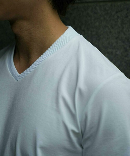 MEN'S BIGI（メンズビギ）の「【ACTIVE TAILOR/アクティブテイラー】シルケットスムースVネックTシャツ＜接触冷感 / UVカット＞（Tシャツ/カットソー・メンズ・ホワイト/ブラウン/ベージュ/ネイビー/ブラック・01/02/03/04）」の20枚目の写真