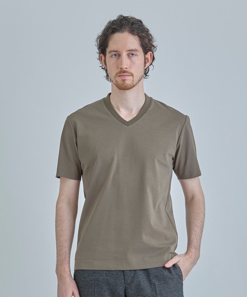 MEN'S BIGI（メンズビギ）の「【ACTIVE TAILOR/アクティブテイラー】シルケットスムースVネックTシャツ＜接触冷感 / UVカット＞（Tシャツ/カットソー・メンズ・ホワイト/ブラウン/ベージュ/ネイビー/ブラック・01/02/03/04）」の9枚目の写真