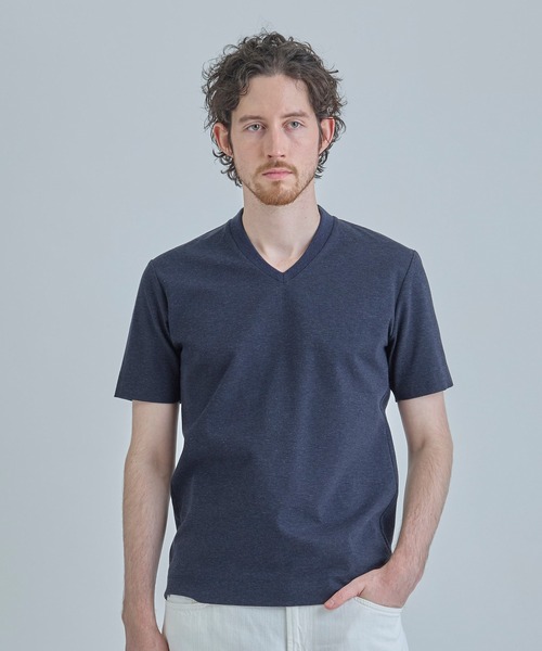 MEN'S BIGI（メンズビギ）の「【ACTIVE TAILOR/アクティブテイラー】シルケットスムースVネックTシャツ＜接触冷感 / UVカット＞（Tシャツ/カットソー・メンズ・ホワイト/ブラウン/ベージュ/ネイビー/ブラック・01/02/03/04）」の6枚目の写真