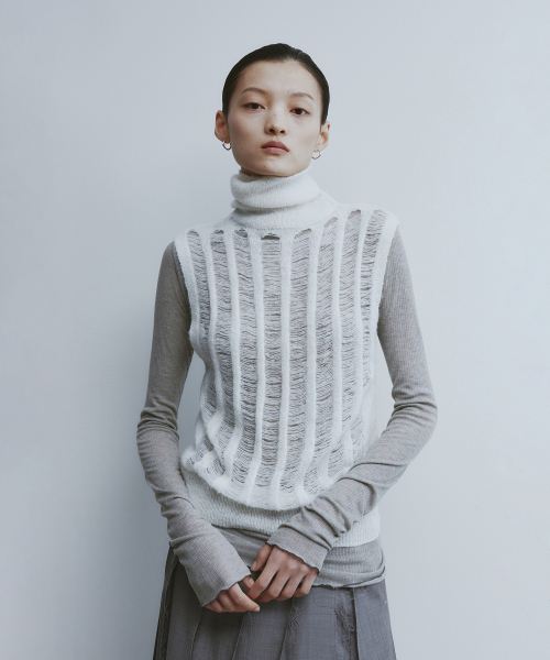 YOUTH(ユース)の「High Neck Damaged Knit Vest-Ivory(ベスト・レディース・その他・SMALL/MEDIUM)」の1枚目の写真