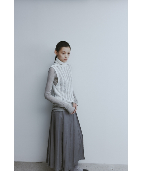 YOUTH(ユース)の「High Neck Damaged Knit Vest-Ivory(ベスト・レディース・その他・SMALL/MEDIUM)」の2枚目の写真