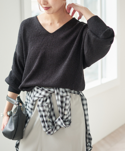 Spick & Span(スピックアンドスパン)の「レーヨンペーパーヤーンVネックプルオーバー(ニット/セーター・レディース・ブラック/グリーン/ベージュ・FREE)」の1枚目の写真
