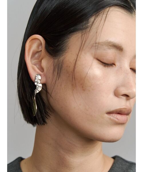 UN3D.(アンスリード)の「IRREGULAR WAVE EARRING / イレギュラーウェーブイヤリング(イヤリング・レディース・シルバー/ゴールド・FREE)」の4枚目の写真