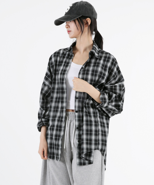 UMM(ウム)の「レディースオールデイオーバーサイズチェックロングシャツブラック(シャツ/ブラウス・レディース・ブラック・F)」の2枚目の写真