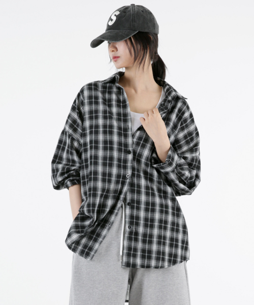 UMM(ウム)の「レディースオールデイオーバーサイズチェックロングシャツブラック(シャツ/ブラウス・レディース・ブラック・F)」の5枚目の写真