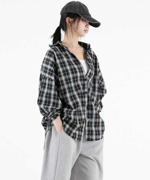 UMM(ウム)の「レディースオールデイオーバーサイズチェックロングシャツブラック(シャツ/ブラウス・レディース・ブラック・F)」の7枚目の写真