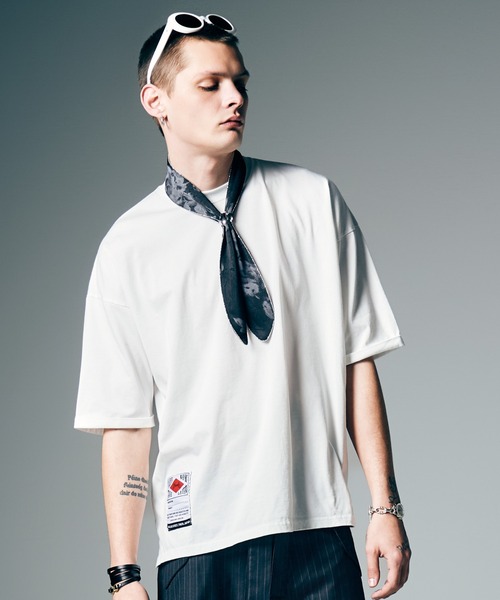 glamb(グラム)の「Pigment Body T-Shirt / ピグメントボディTシャツ(Tシャツ/カットソー・メンズ・ホワイト/グリーン/ブラック/イエロー・M/L)」の2枚目の写真