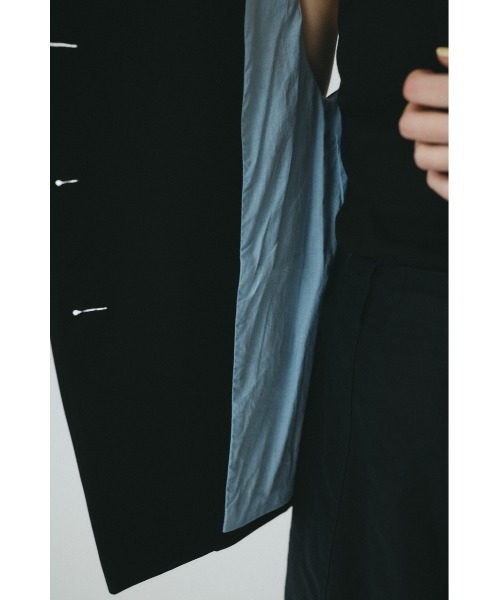 HeRIN.CYE(ヘリンドットサイ)の「Wave neck vest ウェーブネックベスト(ベスト・レディース・ブルー/オフホワイト/ブラック・FREE)」の17枚目の写真