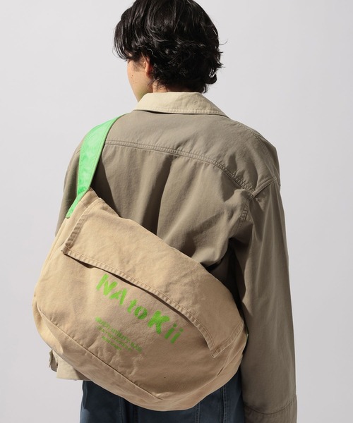 niko and...（ニコアンド）の「【NATOKii(ネイトゥーキー)】ニュースペーパーバッグ（ショルダーバッグ・メンズ・オフホワイト/ベージュ・FREE）」の15枚目の写真