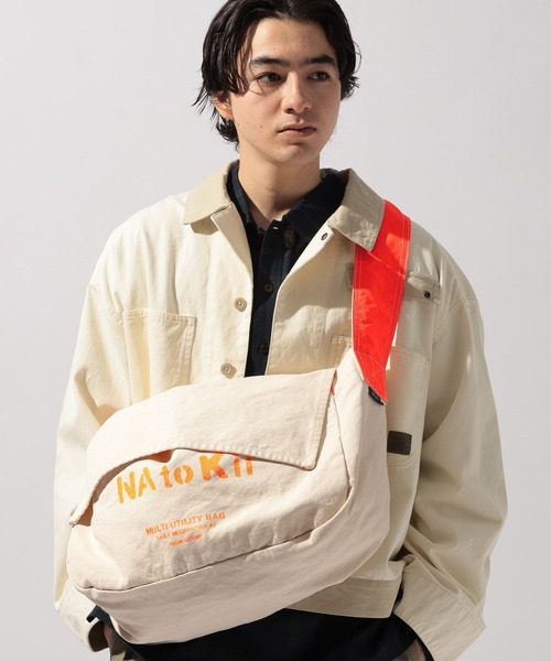 niko and...（ニコアンド）の「【NATOKii(ネイトゥーキー)】ニュースペーパーバッグ（ショルダーバッグ・メンズ・オフホワイト/ベージュ・FREE）」の21枚目の写真