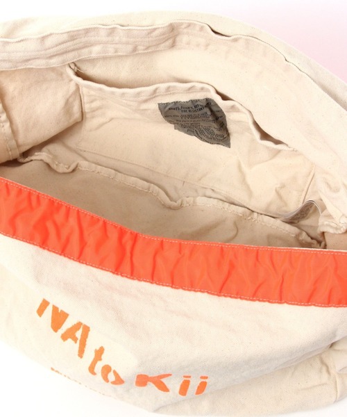 niko and...（ニコアンド）の「【NATOKii(ネイトゥーキー)】ニュースペーパーバッグ（ショルダーバッグ・メンズ・オフホワイト/ベージュ・FREE）」の3枚目の写真