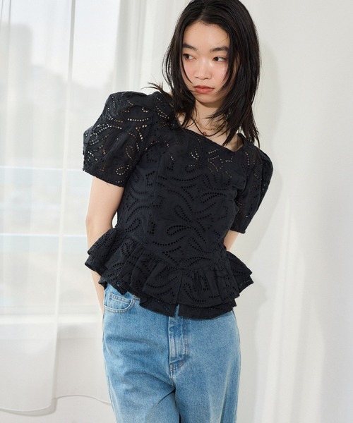 mysty woman（ミスティウーマン）の「総レースぺプラムブラウス　666035（シャツ/ブラウス・レディース・ブラック/オフホワイト・FREE）」の2枚目の写真