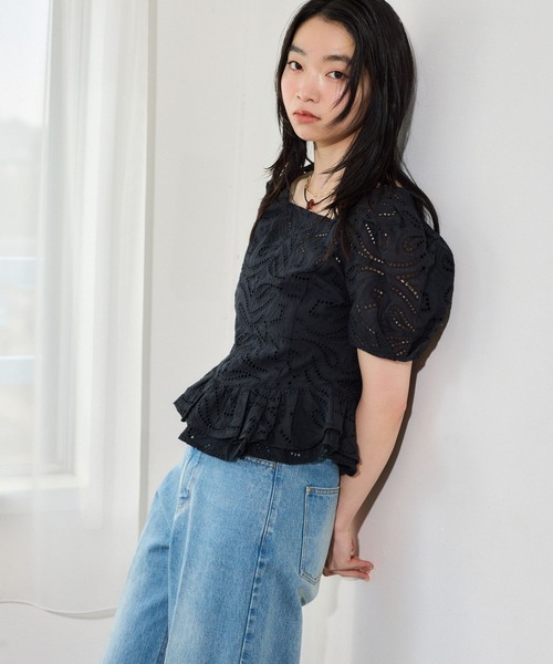 mysty woman（ミスティウーマン）の「総レースぺプラムブラウス　666035（シャツ/ブラウス・レディース・ブラック/オフホワイト・FREE）」の6枚目の写真