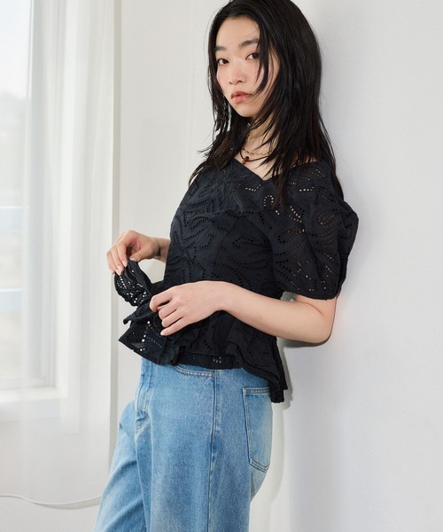 mysty woman（ミスティウーマン）の「総レースぺプラムブラウス　666035（シャツ/ブラウス・レディース・ブラック/オフホワイト・FREE）」の7枚目の写真