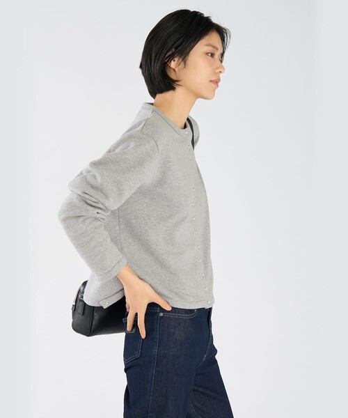 agnes b.（アニエスベー）の「WEBスペシャル ロゴ コットン 長袖 カーディガンプレッション（カーディガン/ボレロ・レディース・グレー・2/1/3）」の3枚目の写真