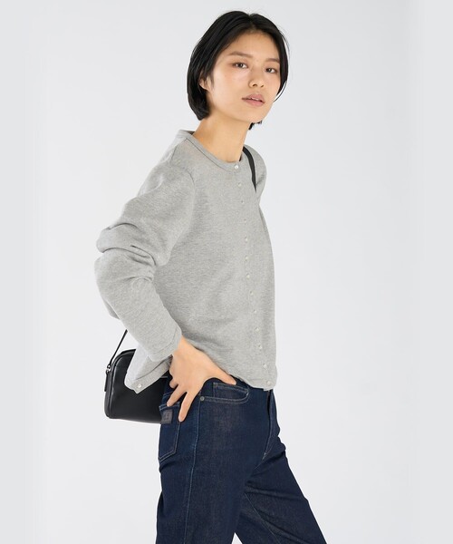 agnes b.（アニエスベー）の「WEBスペシャル ロゴ コットン 長袖 カーディガンプレッション（カーディガン/ボレロ・レディース・グレー・2/1/3）」の4枚目の写真