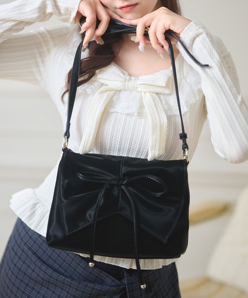 Anely(アネリー)の「レザー調 ビッグリボン付き ショルダー フラップ バッグ(ショルダーバッグ・レディース・ブラック/グレー/ピンク・FREE)」の10枚目の写真