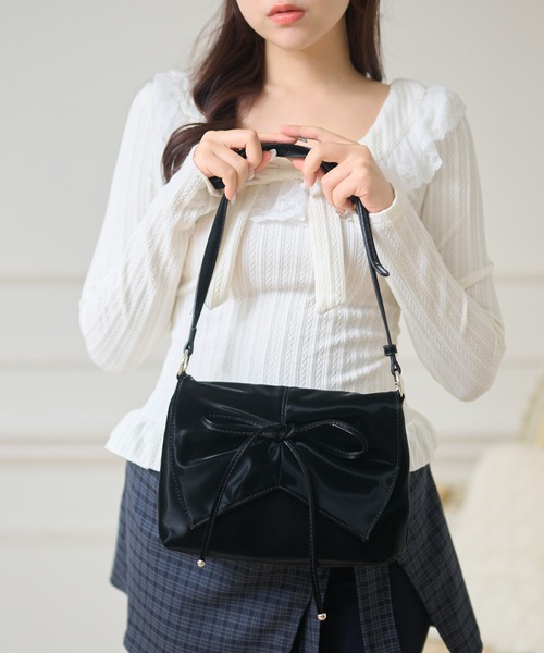 Anely(アネリー)の「レザー調 ビッグリボン付き ショルダー フラップ バッグ(ショルダーバッグ・レディース・ブラック/グレー/ピンク・FREE)」の12枚目の写真