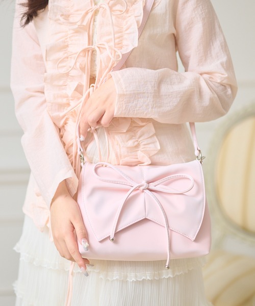 Anely(アネリー)の「レザー調 ビッグリボン付き ショルダー フラップ バッグ(ショルダーバッグ・レディース・ブラック/グレー/ピンク・FREE)」の4枚目の写真